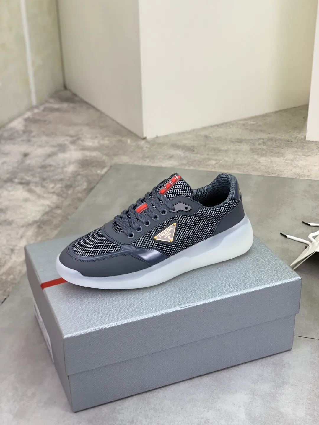 Men's shoes 💰P600💰 [New style] popular models are on the official website, 🆘 Trendy brand (Prada) mainly promotes popular models, avant-garde and versatile fashion men's shoes private version mold opening, cowhide surface splicing 1:1.. Fashionable and simple, original imported cowhide lining cowhide feet; the atmosphere and personality are more fashionable, eye-catching and pursuing class. It will subvert old ideas and be a must-have for fashion trendsetters with you! Must keep it for yourself! Tall and comfortable, large and low, high-end quality workmanship. Size: 38-45 3️⃣colors available.